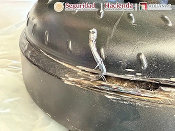 Personal de Aduanas México, en coordinación con la SSPC, aseguró aproximadamente 3 kilogramos de metanfetamina ocultos en una pieza metálica en el Aeropuerto Internacional de Toluca. Crédito: Especial