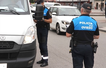 Dos agentes de la Policía Local de Oviedo realizan una inspección a una furgoneta. (Seguridad Ciudadana de Oviedo / Europa Press)