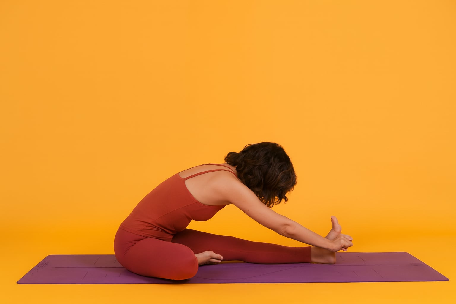 Postura del sauce, ejercicio de yoga. (Imagen IA)