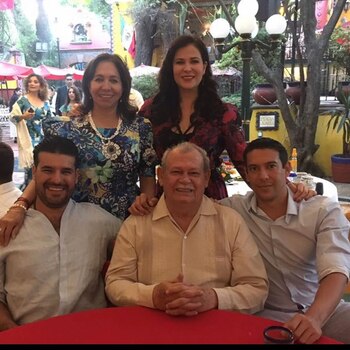 Arleth Terán en compañía de