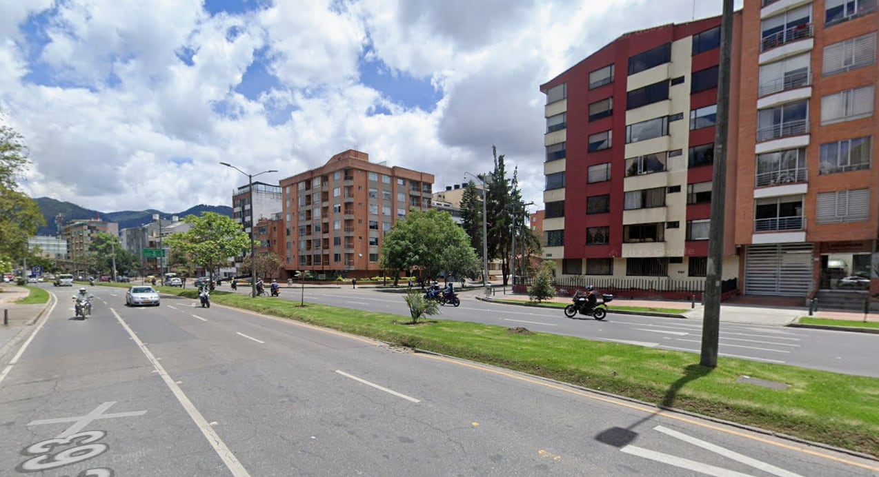 Los vehículos particulares y las motocicletas solo podrán usar el carril preferencial para girar a la derecha, ingresar a predios o ascender y descender pasajeros fuera de los paraderos del Sitp - crédito Google Maps