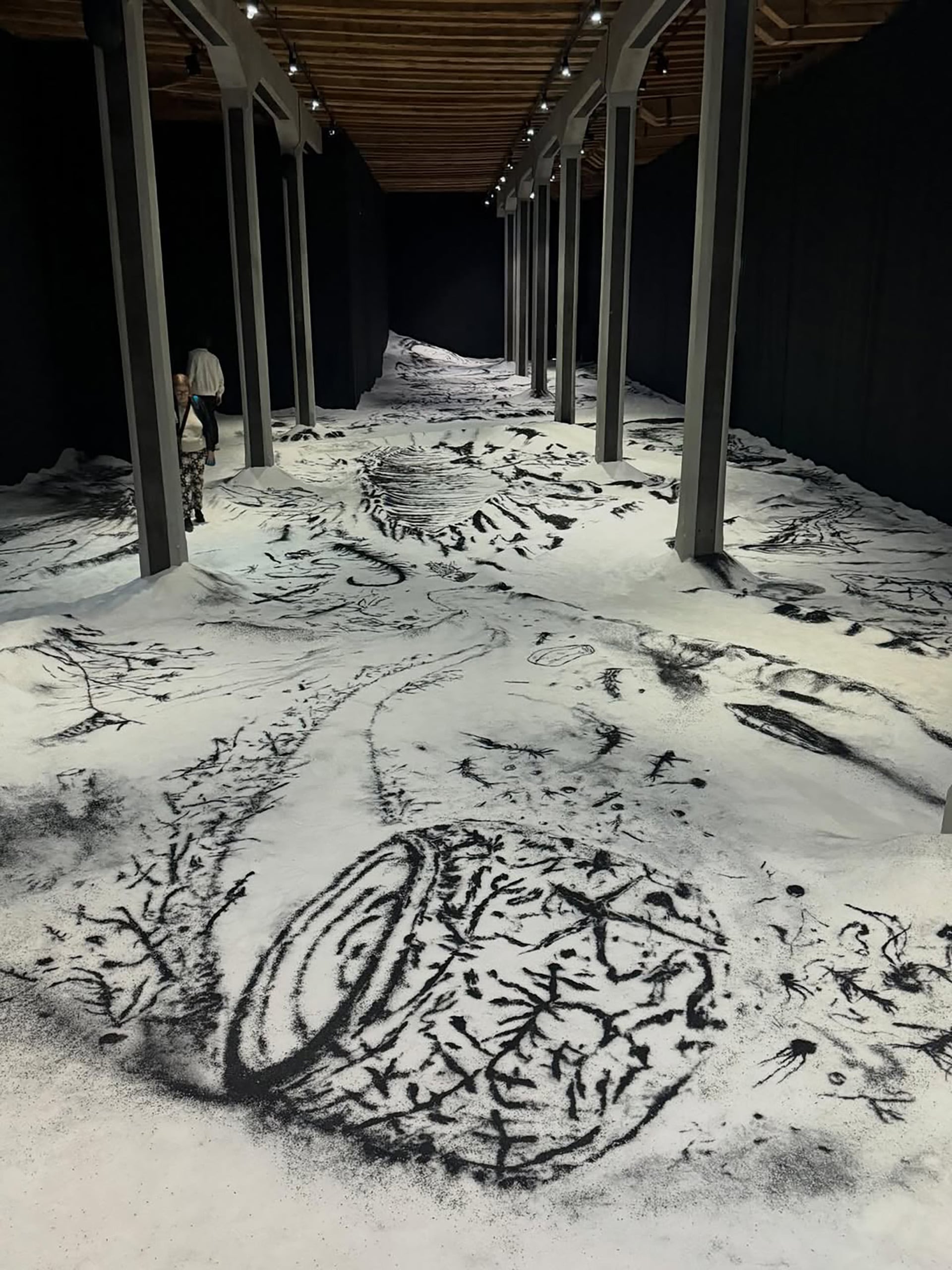 Matías Duville presenta un paisaje que muta en clave de “mini ópera”, en la Bienal de Venecia (@adrianopedrosa)