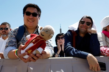 Una persona sostiene un muñeco