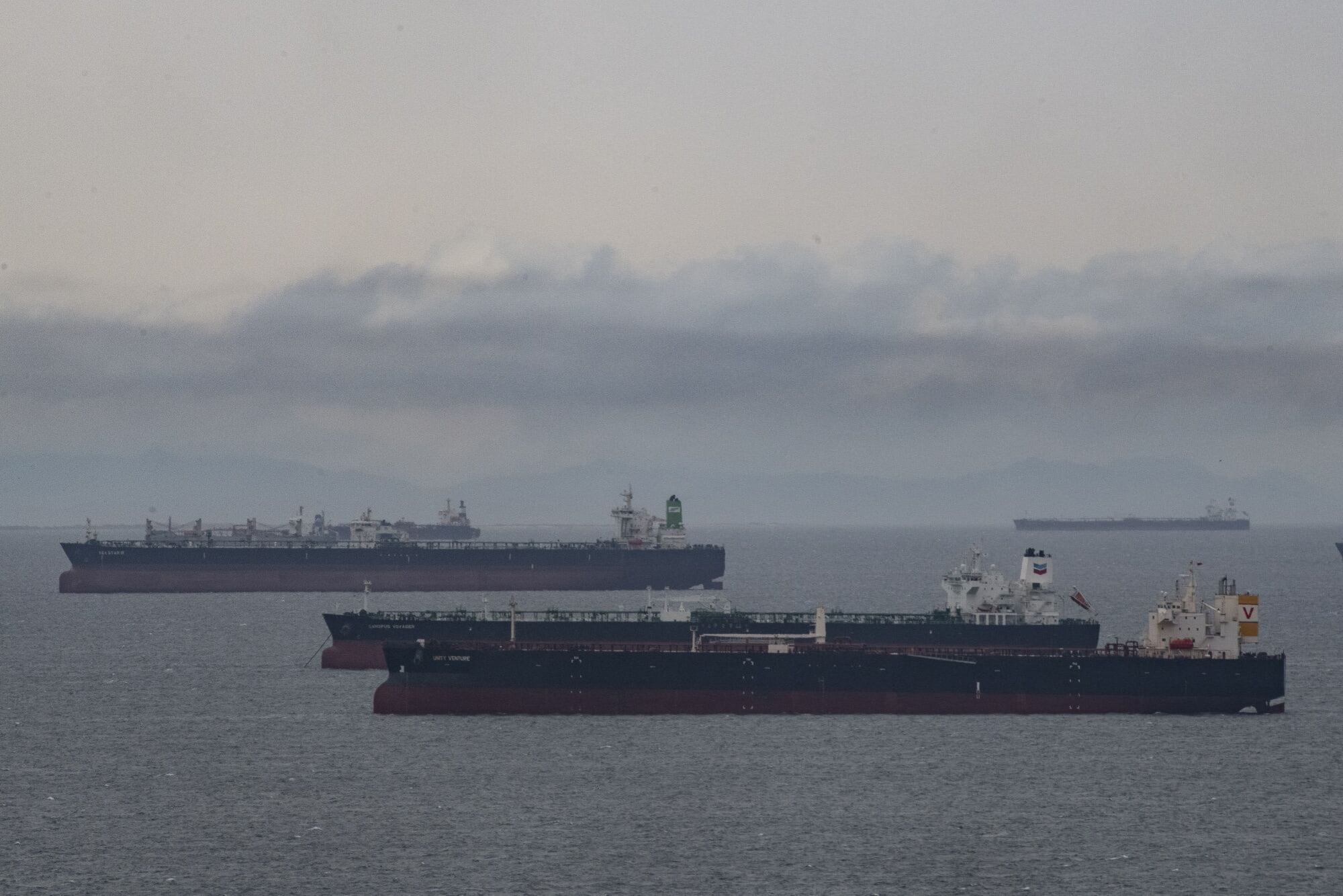 Tanqueros de crudo frente a la refinería de Puerto La Cruz, en el oriente de Venezuela (Carolina Cabral/Bloomberg/Archivo)