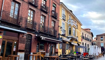 Entrada del restaurante El Rebote, en la plaza de San Martín (Turismo León)
