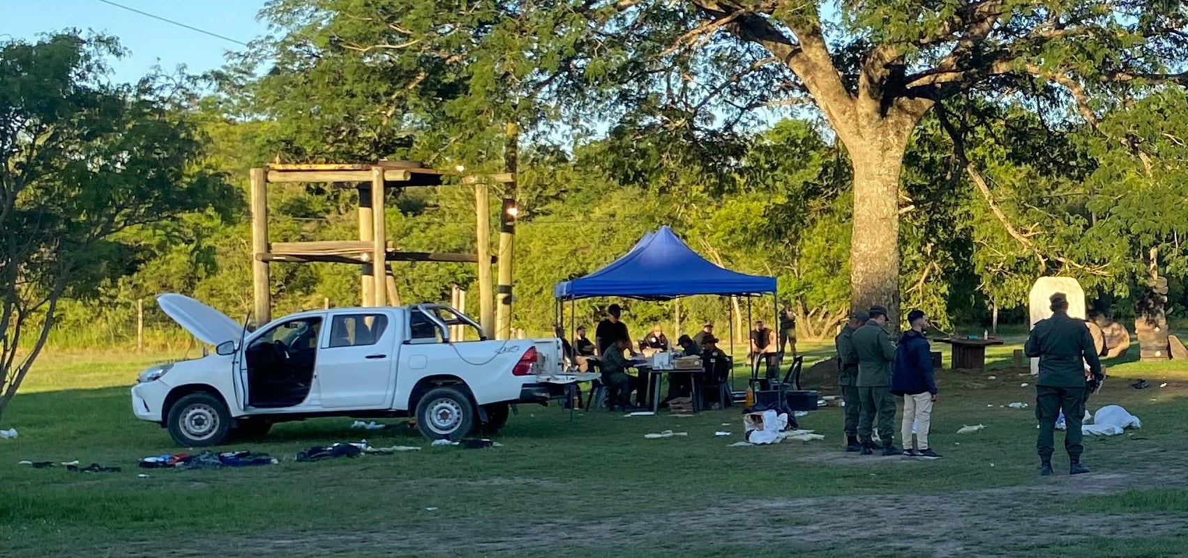 La camioneta frente al control y de cara a la fosa de la quema