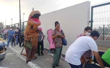 Un "dinosaurio" acompañó a su