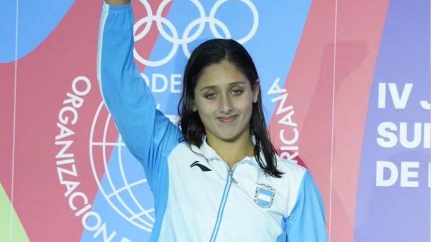 La nadadora argentina Agostina Hein celebra su destacada actuación durante los Juegos Suramericanos de la Juventud Panamá 2026.