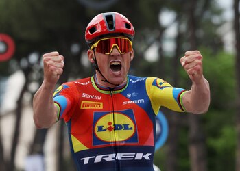 Mads Pedersen celebrando el triunfo