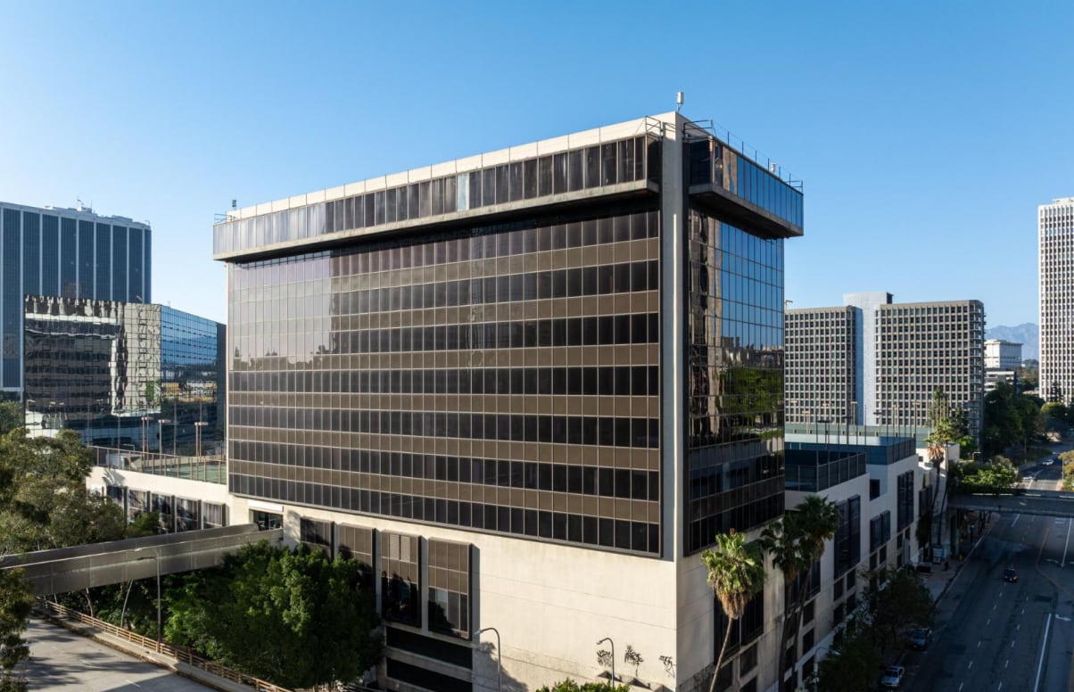 La remodelación de USD 200 millones sobre Figueroa Street convertirá un edificio de oficinas de 10 plantas de los años 70 en el desarrollo Sky Castle, con apertura prevista para 2028 (Hunter Kerhart Architectural Photography)