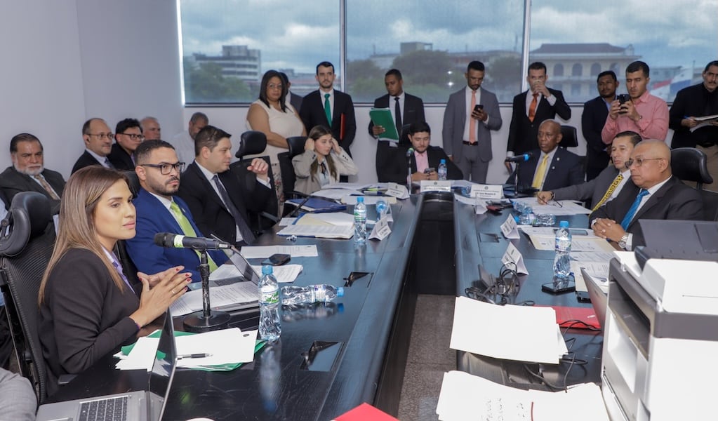 La Comisión de Economía y Finanzas, presidida por el diputado Eduardo Gaitán, dio el primer aval al proyecto que busca transparentar el uso de los excedentes del Canal. Cortesía