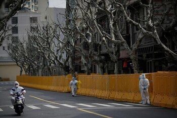 Personal de salud ataviados con