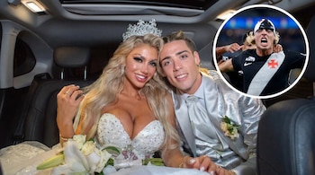 Un hombre y una mujer vestidos de novios dentro de un auto, con una imagen circular incrustada de un futbolista festejando.