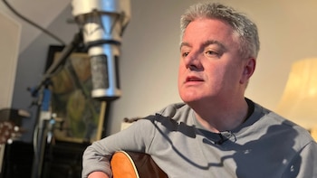 La IA le permitió a un músico británico con Parkinson completar su álbum tras perder la destreza en la guitarra