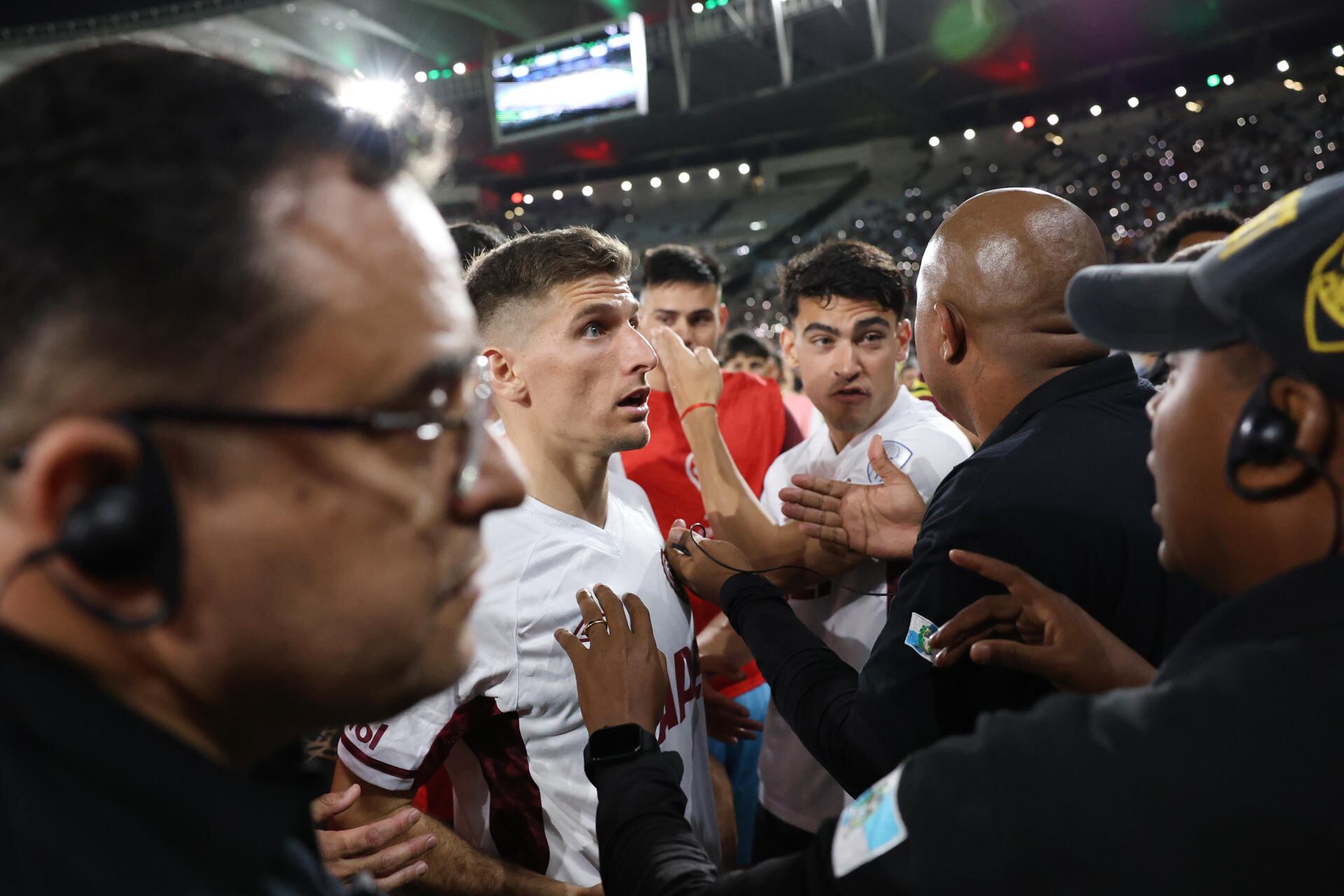 Los futbolistas de Lanús piden explicaciones a la seguridad, terna arbitral y representantes de la Conmebol en el estadio Maracaná