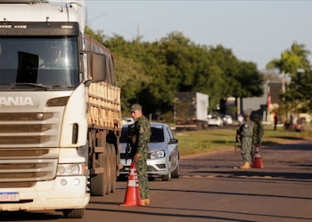 Fuerzas de seguridad de Paraguay patrullan la frontera entre Brasil y Paraguay durante una operación antidrogas (REUTERS/Cesar Olmedo)