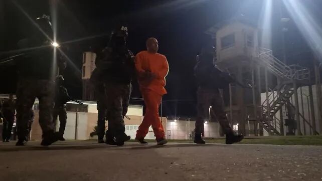 El operativo de traslado desde Dock Sud a Piñero fue realizado por seis efectivos armados con armamento corto y largo