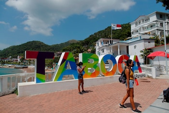 El catamarán terminó hundiéndose en aguas ubicadas entre las islas de Taboga y Taboguilla, mientras avanzaban las maniobras de auxilio. EFE/Bienvenido Velasco