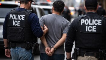 Defensores migratorios sostienen que este tipo de operativos generan temor entre las personas que buscan regularizar su situación en Estados Unidos. (FOTO:La Opinión)