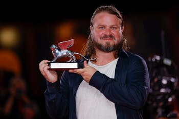 Brady Corbet, ganador del León de Plata al mejor director por la película 'The Brutalist' (Foto de Vianney Le Caer/Invision/AP)
