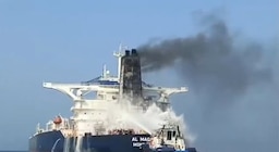 La Guardia Revolucionaria de Irán anunció el tercer impacto a un superpetrolero en dos días en el estrecho de Ormuz