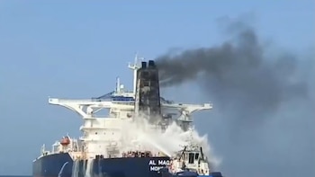 La Guardia Revolucionaria de Irán anunció el tercer impacto a un superpetrolero en dos días en el estrecho de Ormuz