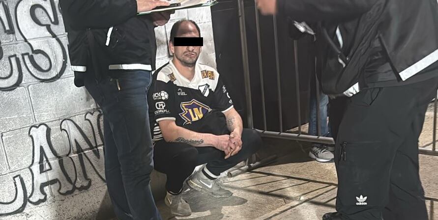 De 43 años, fue atrapado en la puerta de la cancha