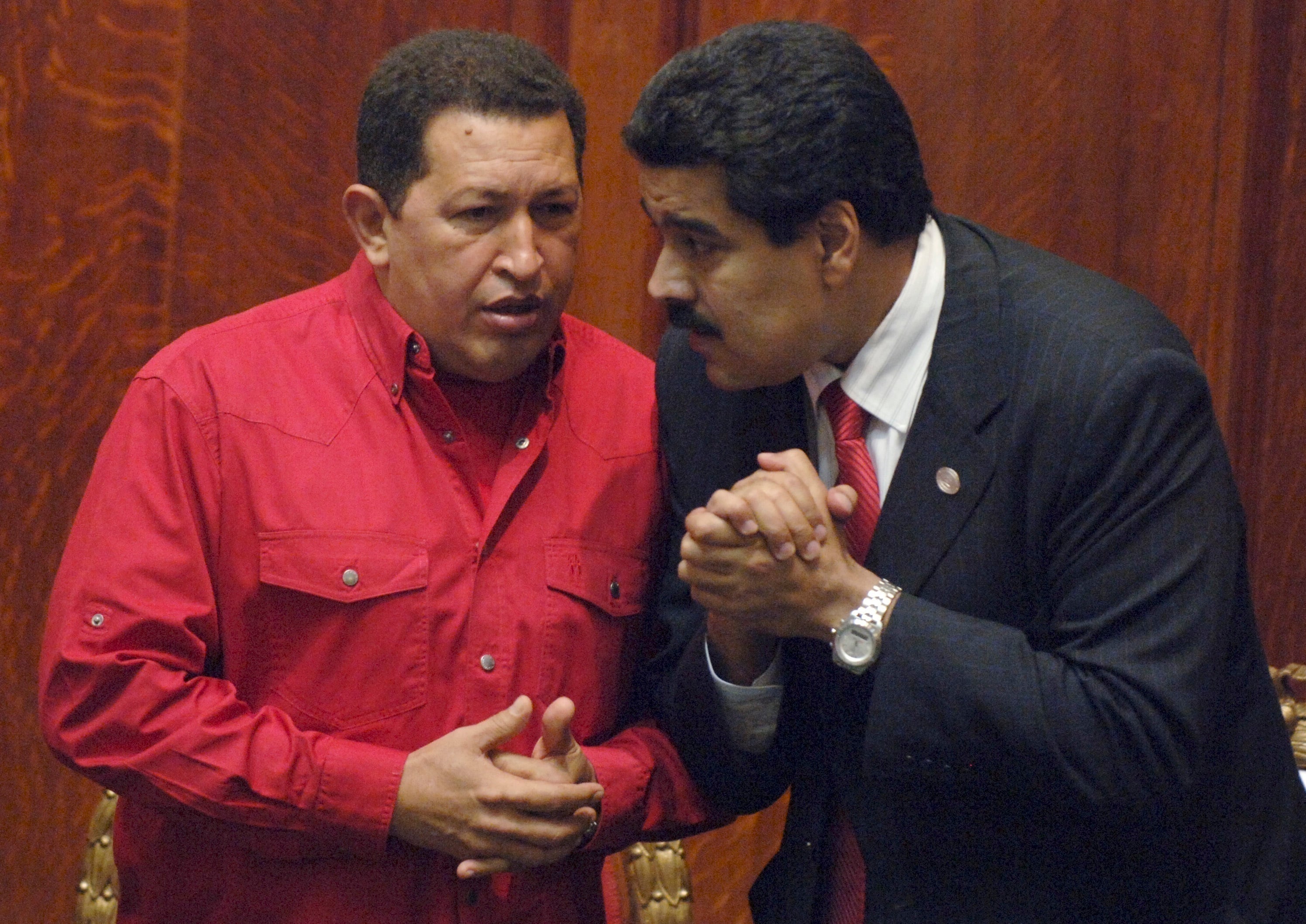 Hugo Chávez (izquierda), habla con su entonces ministro de Relaciones Exteriores, Nicolás Maduro, el 18 de diciembre de 2007 (AP Foto/Matilde Campodonico/ Archivo)