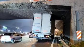 Un camión quedó atascado bajo un puente sobre la Avenida General Paz y generó demoras