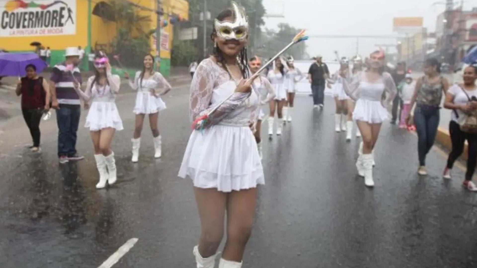 Una ligera lluvia cayó durante la tarde de los desfiles patrios en Tegucigalpa. (FOTO: La Tribuna)