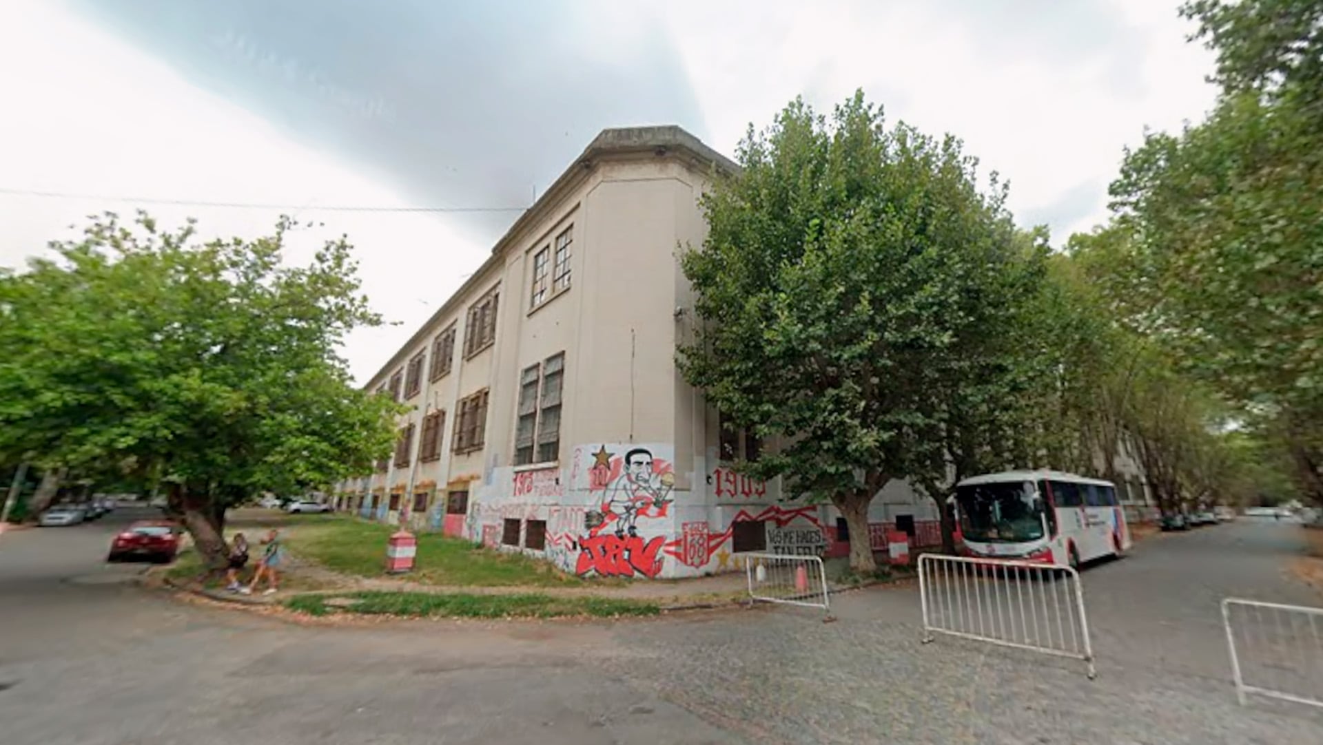 El joven advirtió que dos hombres salieron desde los árboles y comenzaron a seguirlo.