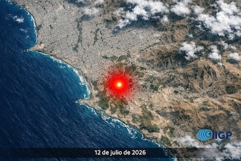 Vista satelital de la costa peruana con área urbana, montañas y océano. Un punto rojo brillante marca un epicentro en el centro. Logo IGP y fecha 12 de julio de 2026.