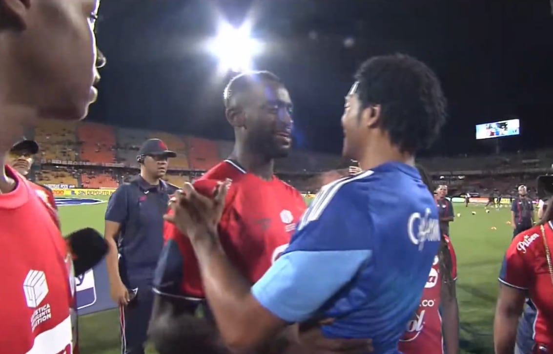 El abrazo entre Jackson Martínez y Juan Guillermo Cuadrado, en medio de la primera exposición en el Atanasio Girardot del delantero Martínez - crédito DIM