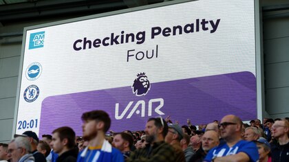 Por qué el VAR peligra en Inglaterra: esta es la propuesta que podría acabar con el videoarbitraje en la Premier League