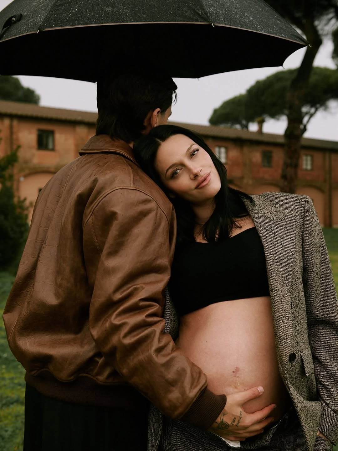 La sesión, marcada por la lluvia y la luz suave, capturó el instante único que vive la pareja a pocas semanas de convertirse en padres