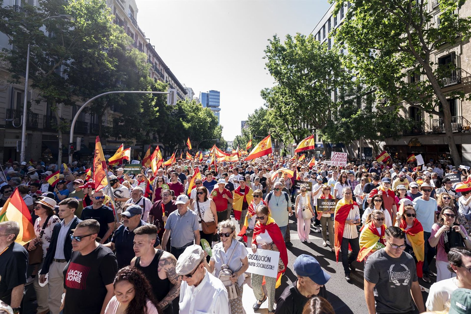 23/05/2026 Numerosas personas marchan durante una manifestación para exigir la dimisión del presidente del Gobierno, Pedro Sánchez, a 23 de mayo de 2026, en Madrid (España). La movilización ha sido convocada por Sociedad Civil Española bajo el lema