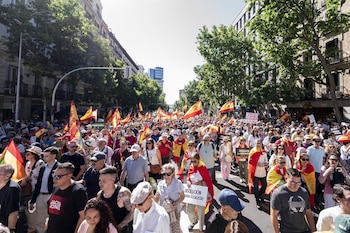 23/05/2026 Numerosas personas marchan durante una manifestación para exigir la dimisión del presidente del Gobierno, Pedro Sánchez, a 23 de mayo de 2026, en Madrid (España). La movilización ha sido convocada por Sociedad Civil Española bajo el lema '¡Sánchez, dimisión ya!'.
POLITICA
A. Pérez Meca - Europa Press