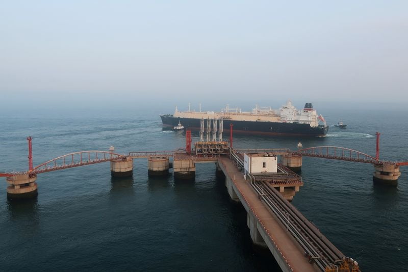 Un buque de transporte de gas natural licuado abandona puerto tras descargar en la terminal de PetroChina en Dalian, provincia de Liaoning, China (REUTERS/Chen Aizhu/Archivo)