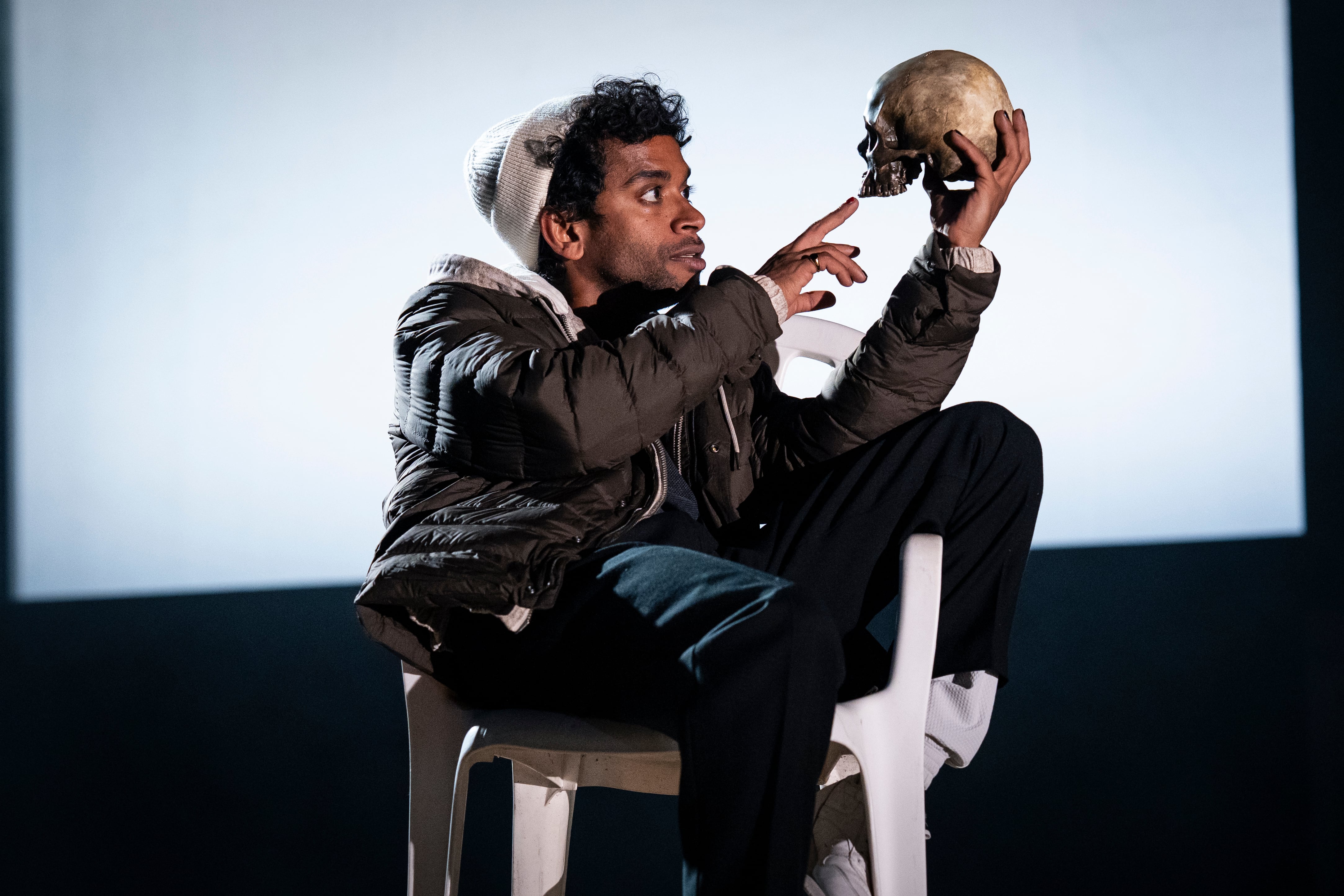 Hiran Abeysekera interpretando a Hamlet en el Teatro Nacional de Londres el 25 de septiembre de 2025 (Foto: Sam Taylor/Polk & Co. vía AP)