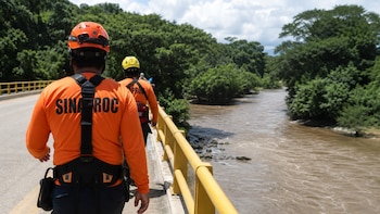 Fuertes lluvias golpean zonas afectadas por el terremoto en Panamá y obligan a declarar alerta verde