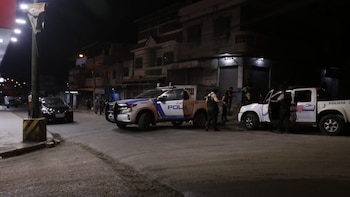Imagen difundida por el diario Extra tras el asesinato de tres menores de edad en Flor del Bastión, en Guayaquil, la noche del viernes 14 de agosto de 2026. (EXTA/ La República Ec)