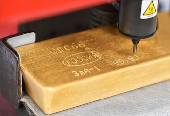 Los lingotes de oro tienen que ser marcados con los kilates, el peso y una señal que garantice la pureza del producto (REUTERS/Alexander Manzyuk/Archivo)