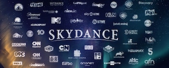 El nombre SKYDANCE en letras brillantes está en el centro, rodeado por diversos logotipos de canales sobre un fondo oscuro