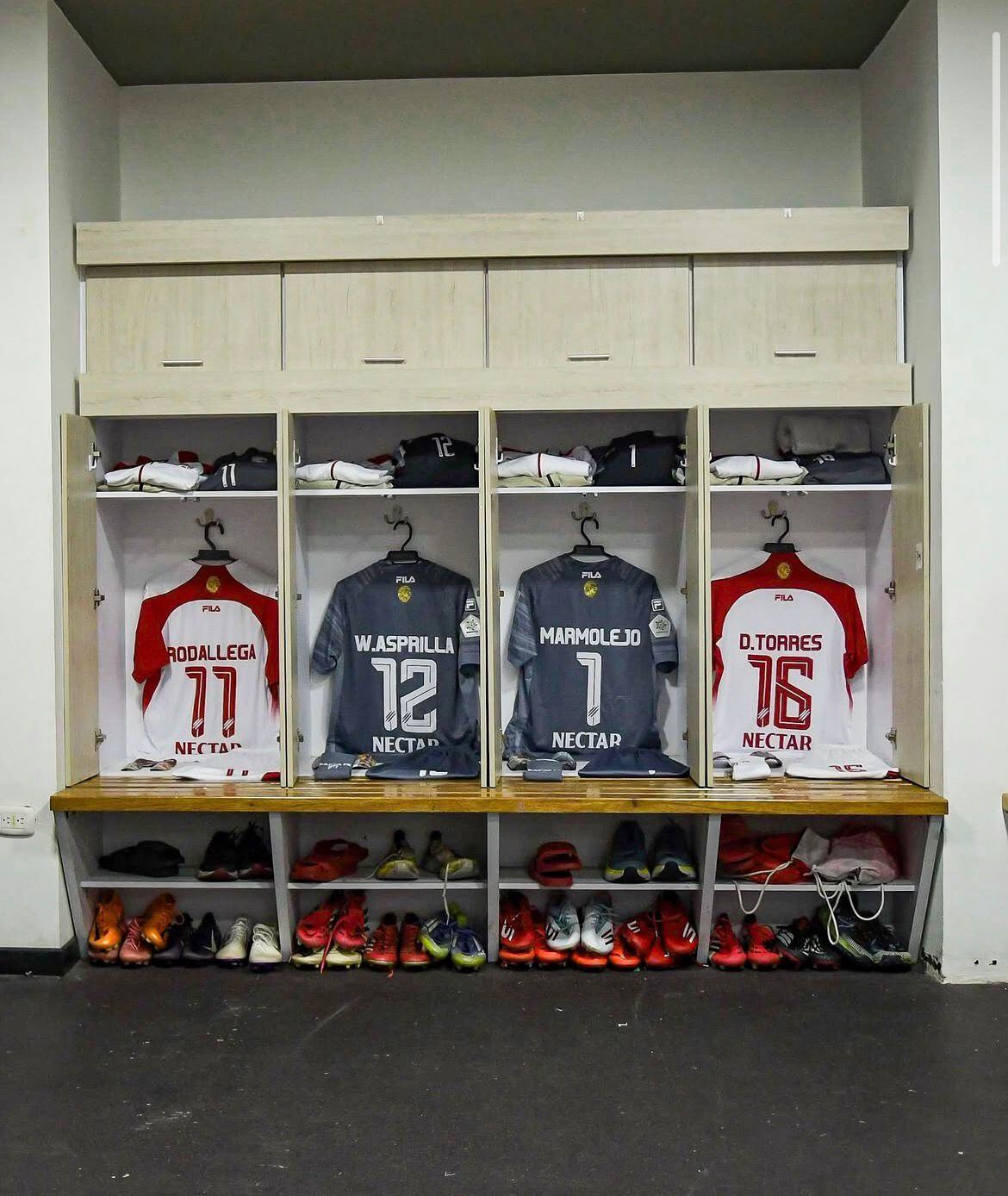 Independiente Santa Fe ya está listo en el vestuario del estadio departamental Libertad para enfrentar a Deportivo Pasto - crédito @deportivopastooficial/Instagram