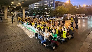 Los profesores madrileños cortan la Castellana el primer día de huelga por la educación pública