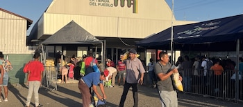 Panameños compran alimentos en la Tienda del Pueblo del IMA.