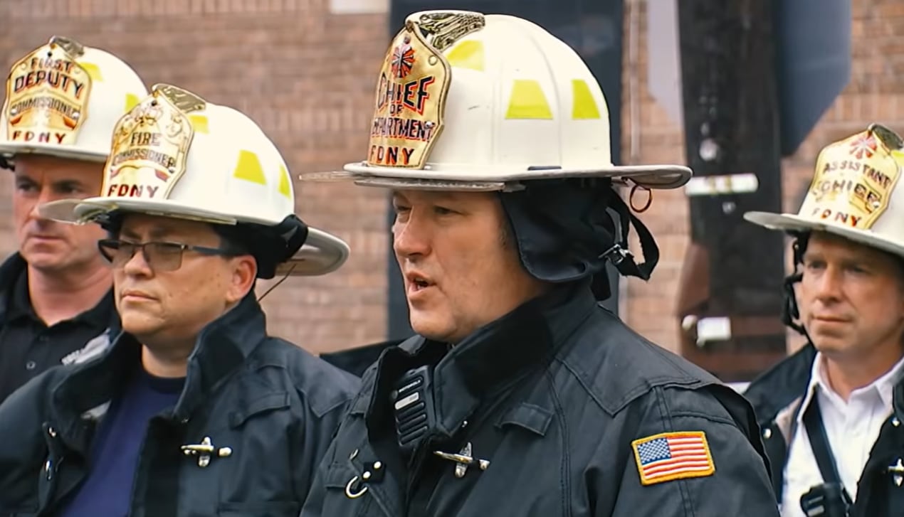 El jefe del cuerpo de bomberos de Nueva York describió una escena de alto riesgo tras la explosión, con accesos dañados y fuego extendido en varios niveles del edificio (@Eyewitness News ABC7NY)