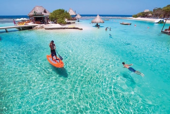 Turistas nacionales y extranjeros abarrotan las playas de la isla en busca de sol y descanso. (Foto: Cortesía)