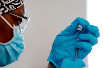 Una enfermera prepara una vacuna