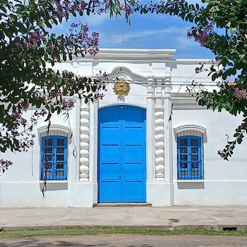 Construyó una réplica de la Casa de Tucumán por amor a su mujer: está menos de dos horas de CABA y esconde una historia fascinante